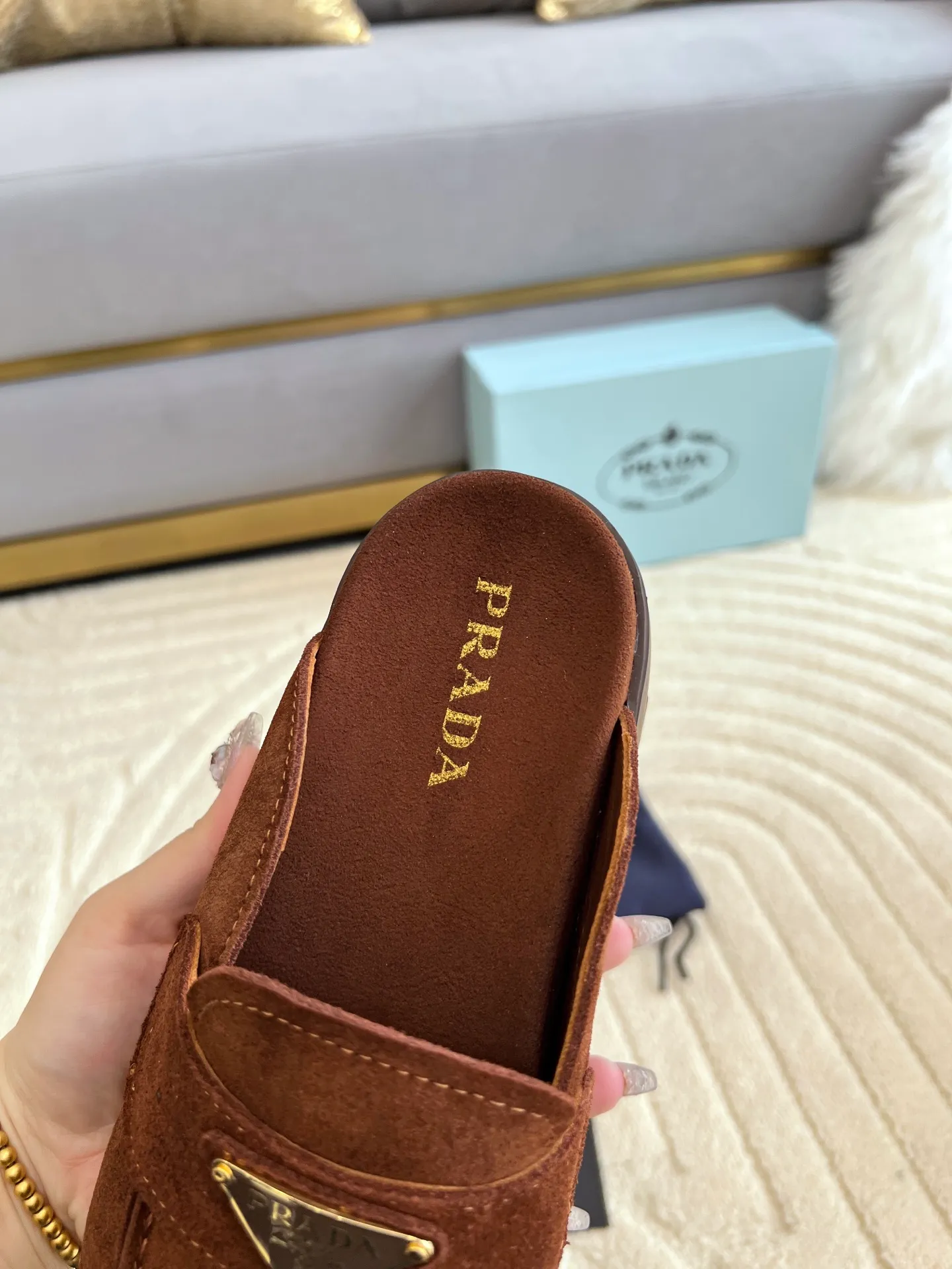 👟👟Ex-factory price 440👟👟 Prada/Prada 25ss summer new couple's beach thick-soled Birkenstock sandals. This shoe style is really a classic design that will not go out of style and is in line with everyone's current pursuit of comfortable and healthy wearing concepts. It is regarded by many domestic and foreign celebrities and fashionistas as an important choice for daily slippers. ✔Upper: imported super soft sheepskin ✔Inner lining: imported sheepskin ✔Hardware: Original molded split hardware ✔Outsole: Ultra-light, wear-resistant and non-slip foam sole ✔Number of yards: 35~40 (custom-made 40 pieces are non-refundable)